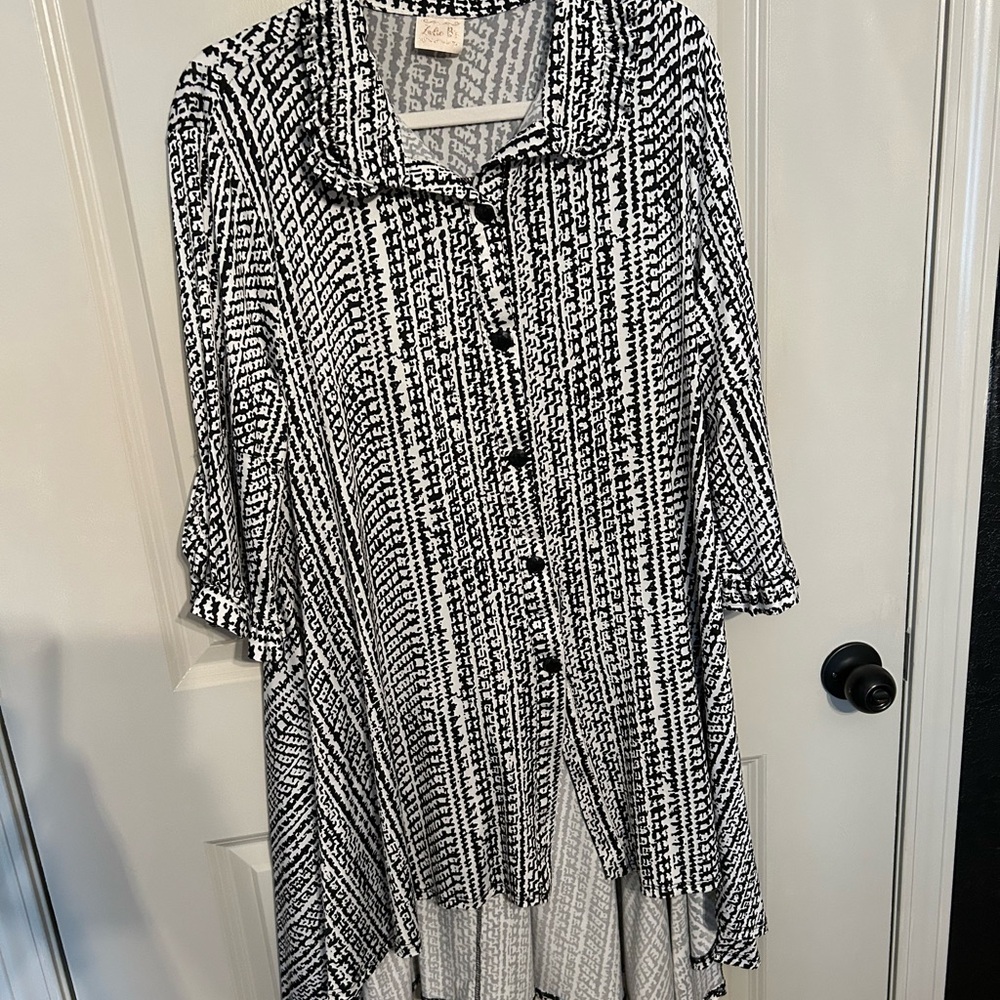 Zadie B’s Black and White Button-Up Tunic. Size 2X